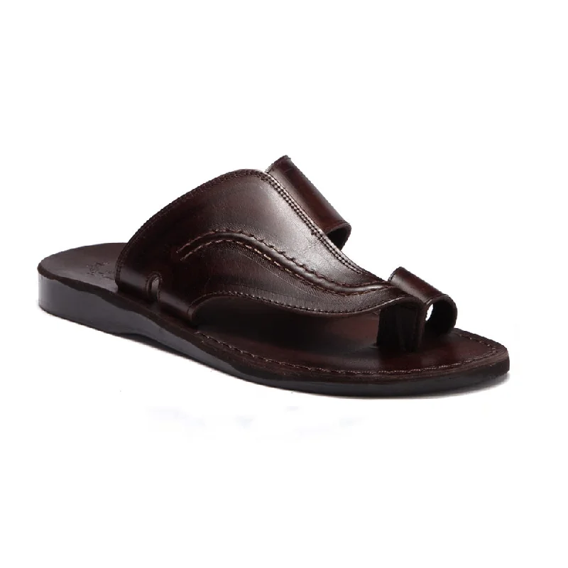 Men's sandals with a flexible sole for easy movementMen's sandals with a flexible sole for easy movementPeter - Leather Toe Strap Sandal | Brown Men's sandals with a flexible sole for easy movementMen's sandals with a flexible sole for easy movementPeter - Leather Toe Strap Sandal | Brown