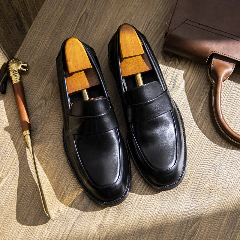 Men's loafers with a stretchy side panel for a better fitMen Classic Solid Cowhide Slip-On Loafers