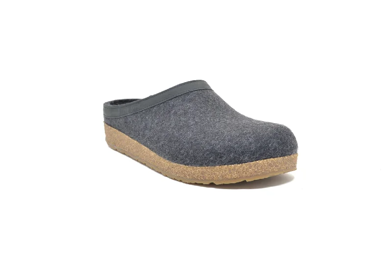 Men's slippers with a pointed toe for a stylish appearance HAFLINGER