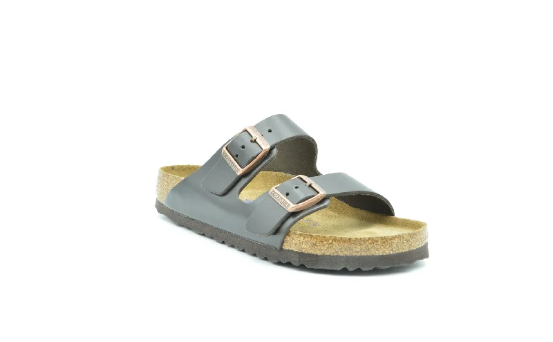 Men's sandals with a perforated leather upper for ventilationBIRKENSTOCK Arizona Soft Footbed