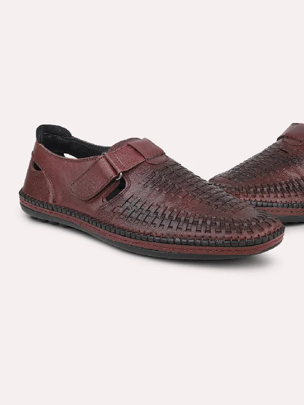 Men's sandals with a contrast stitching detailMen's sandals with a contrast stitching detailAtesber Cherry Textured Casual Sandal For Men
