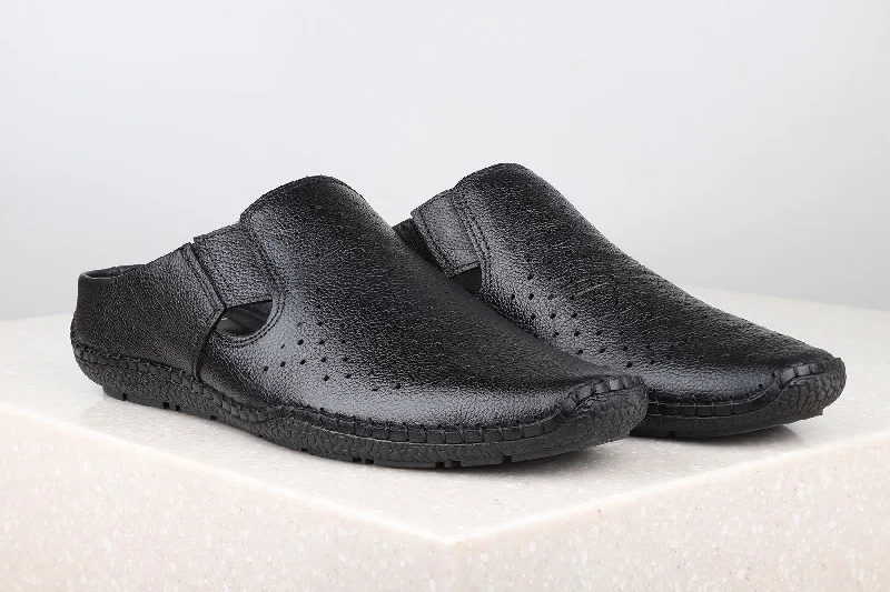 Men's leather sandals with an adjustable strapClosed Toe-Black