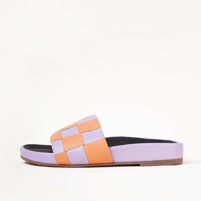 Men's sandals in a neutral color like black or brownJaquie