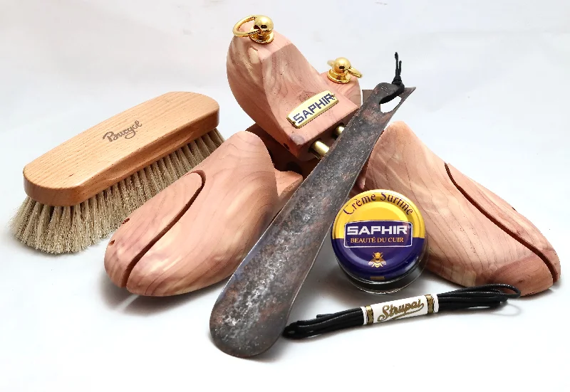 Flip - flop style men's sandals for beach wearShoe care kit