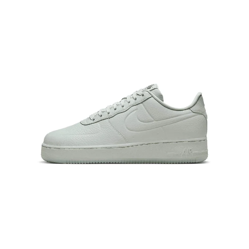 Men's sneaker boots with a mid - ankle heightNike Air Force 1 07 Pro-Tech