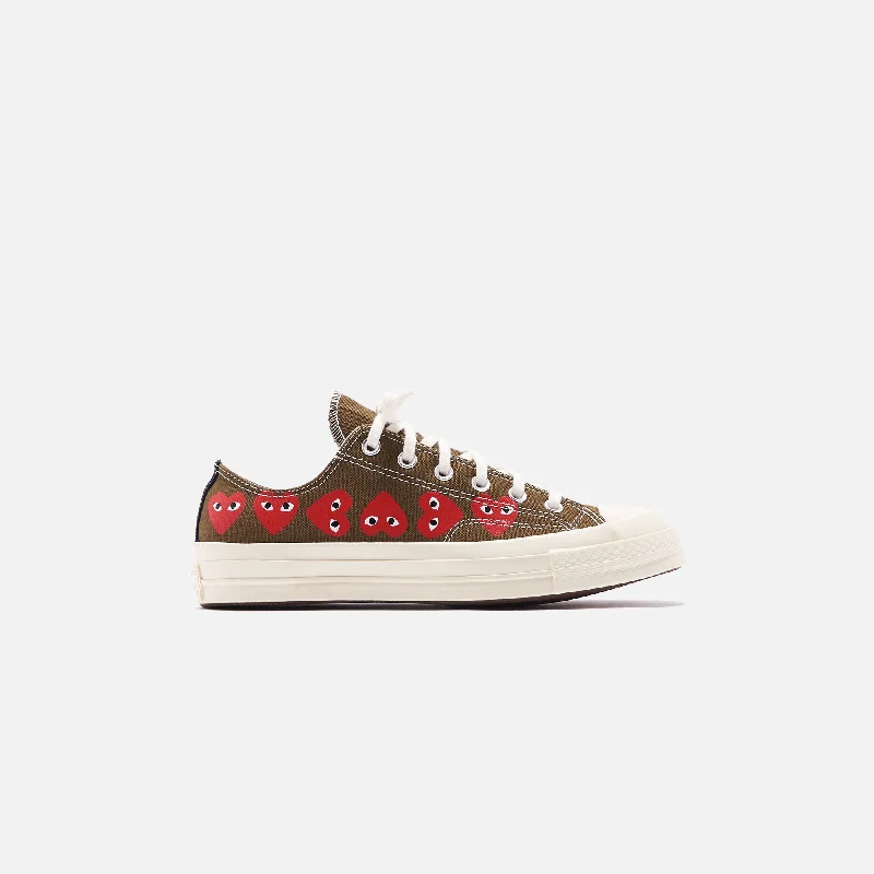 Men's casual leather sneakers with a distressed finishConverse x Comme des Garçons CDG Play Chuck Taylor Low - Multi Heart Men's casual leather sneakers with a distressed finishConverse x Comme des Garçons CDG Play Chuck Taylor Low - Multi Heart