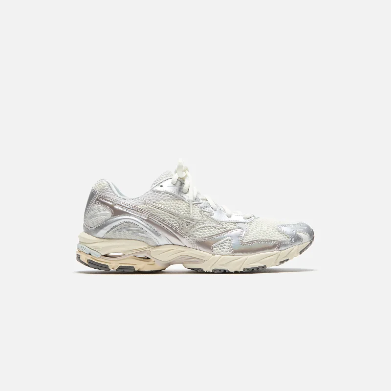 Men's hiking sneakers with a high - traction soleMizuno Wave Rider 10 - Metallic Snow White