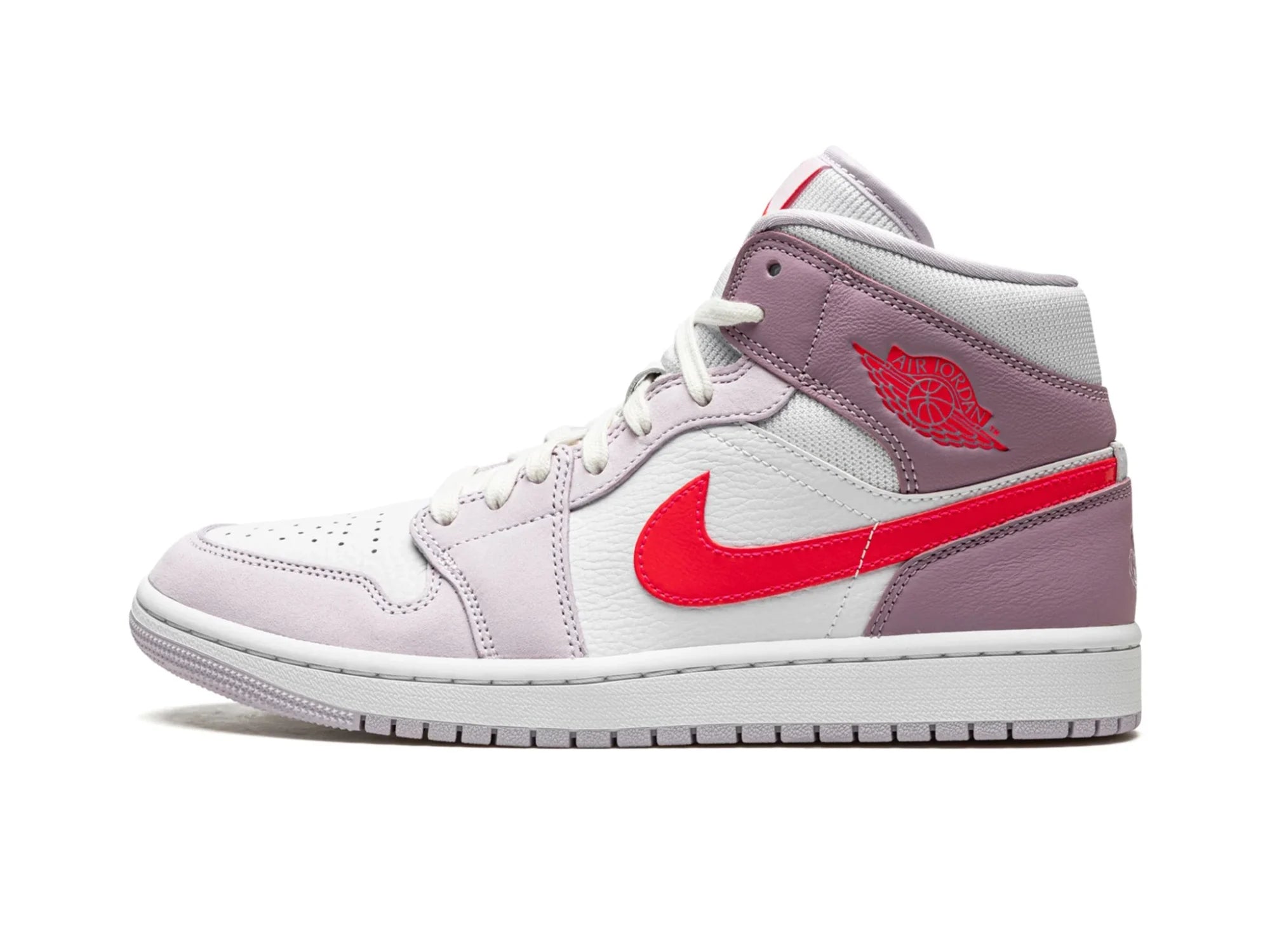 Men's classic - style sneakers with a modern twistNike Air Jordan 1 Mid "Valentine's Day" (2022) Men's classic - style sneakers with a modern twistNike Air Jordan 1 Mid "Valentine's Day" (2022)
