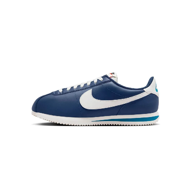 Men's retro - style sneakers inspired by the 80sNike Cortez Navy