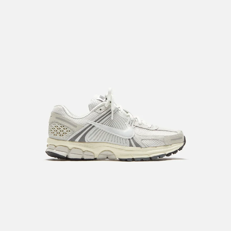 Men's retro - style sneakers inspired by the 80sNike Zoom Vomero 5 - Platinum Tint / Photon Dust
