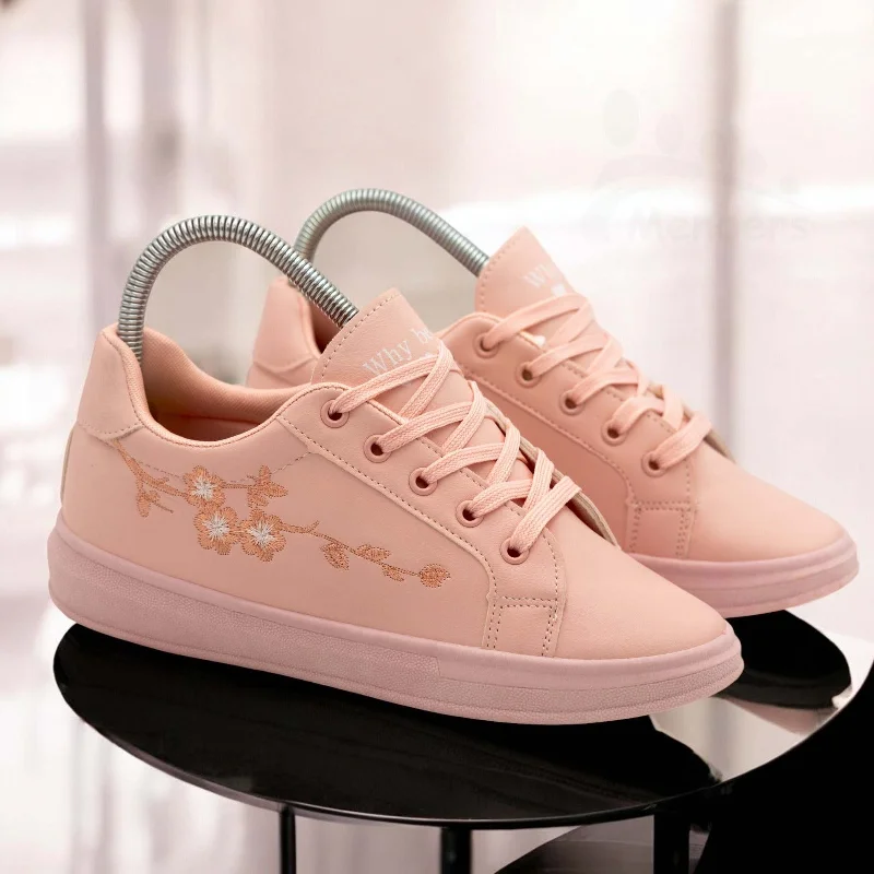 Men's low - profile tennis sneakers for a sleek lookRaisina flower sneaker