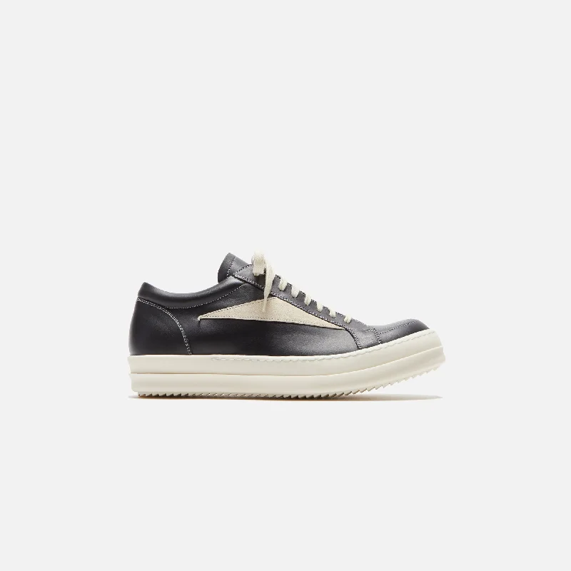 Men's classic white leather sneakers with black lacesRick Owens Vintage Sneakers - Black / Milk / Milk Scarpe in Pelliccia Men's classic white leather sneakers with black lacesRick Owens Vintage Sneakers - Black / Milk / Milk Scarpe in Pelliccia